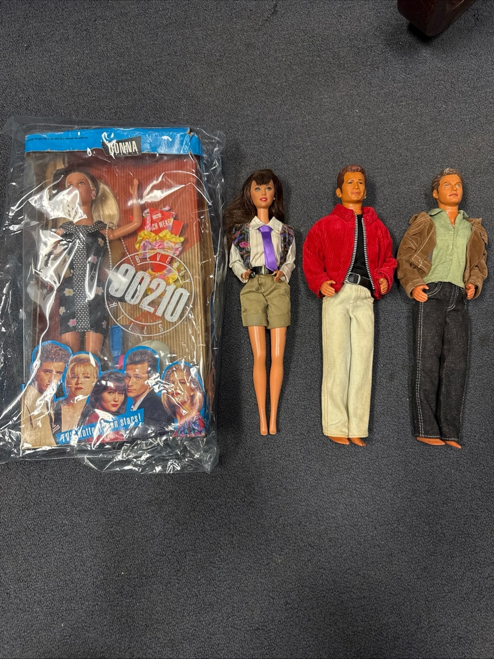 90210 Vintage set of 4 dolls-Donna in box, Brenda, Brandon and Dylon outside .